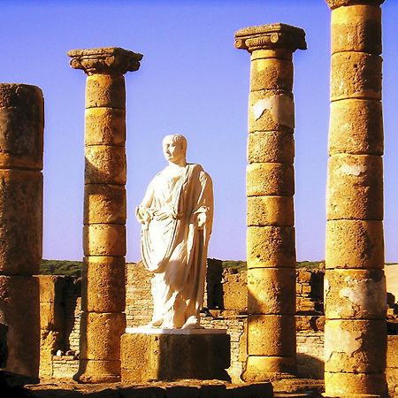 Apartamentos Turisticos Trajano Bolonia Εξωτερικό φωτογραφία