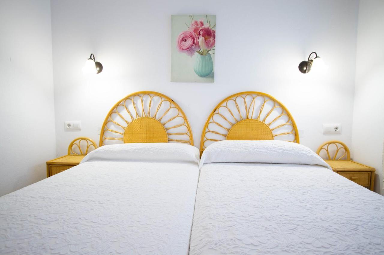 Apartamentos Turisticos Trajano Bolonia Εξωτερικό φωτογραφία