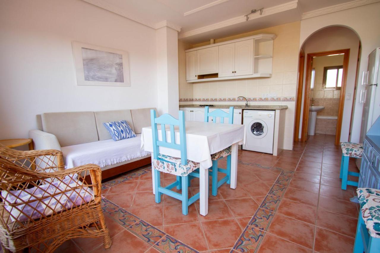 Apartamentos Turisticos Trajano Bolonia Εξωτερικό φωτογραφία