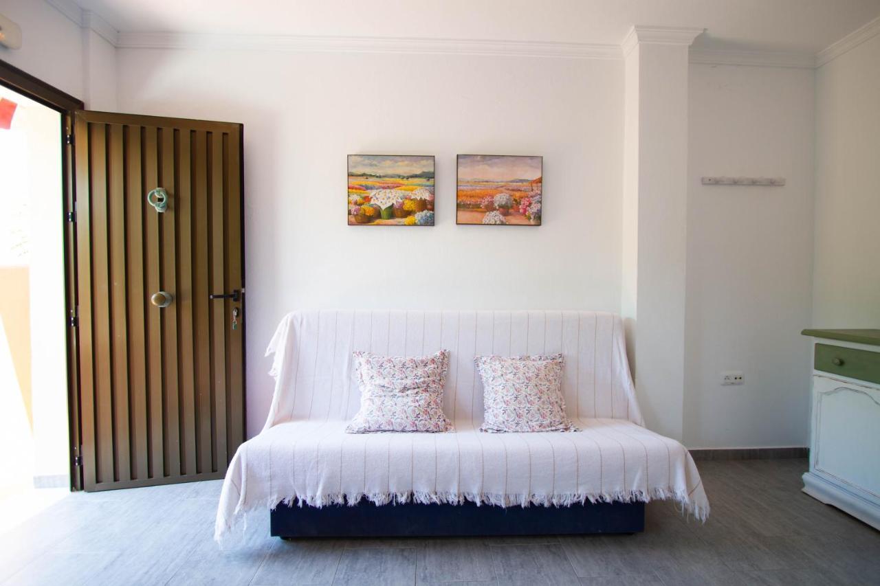 Apartamentos Turisticos Trajano Bolonia Εξωτερικό φωτογραφία